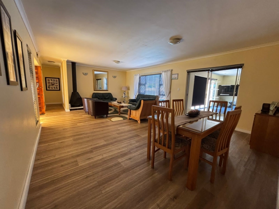 To Let 5 Bedroom Property for Rent in Rouxville Western Cape